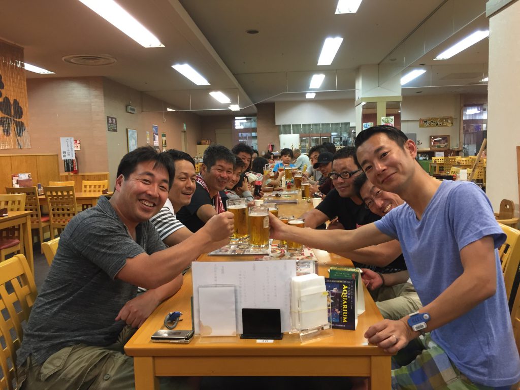 無事の下山を祝ってかんぱーい！