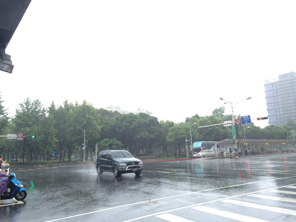 土砂降りの林森北路