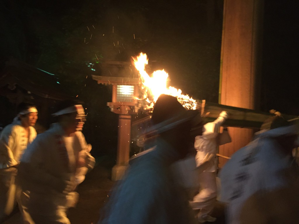 大神神社　松明の神事