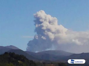 霧島山 新燃岳で爆発的噴火 鹿児島空港で欠航相次ぐ 鹿児島県湧水町からの投稿(14:59)