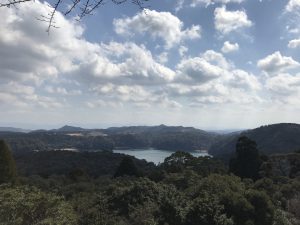 二月に訪れた霧島東神社から御池を望む